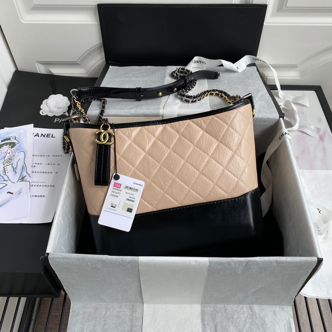 SAC HOBO MOYEN CC GABRIELLE 28 EN MÉLANGE DE CUIR DE VEAU NOIR ET BEIGE AMANDE