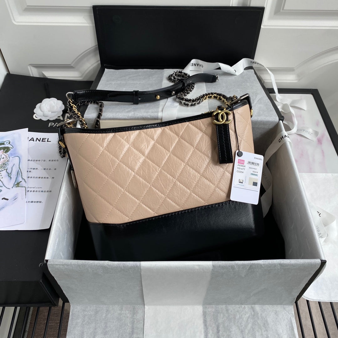 SAC HOBO MOYEN CC GABRIELLE 28 EN MÉLANGE DE CUIR DE VEAU NOIR ET BEIGE AMANDE