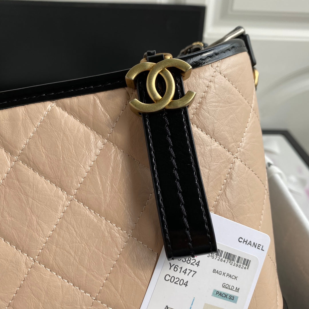 SAC HOBO MOYEN CC GABRIELLE 28 EN MÉLANGE DE CUIR DE VEAU NOIR ET BEIGE AMANDE