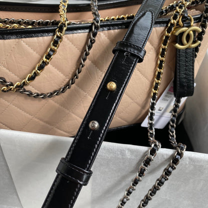 SAC HOBO MOYEN CC GABRIELLE 28 EN MÉLANGE DE CUIR DE VEAU NOIR ET BEIGE AMANDE