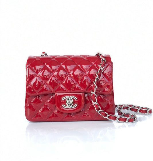 MINI SAC À RABAT CARRÉ 17CM CUIR DE VEAU VERNIS ROUGE MÉTAL ARGENTÉ
