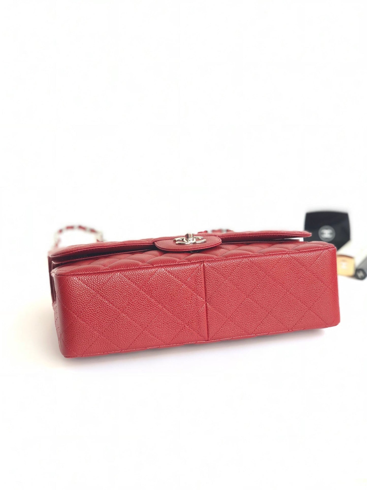 SAC À RABAT JUMBO 30CM ROUGE CAVIAR MÉTAL ARGENTÉ