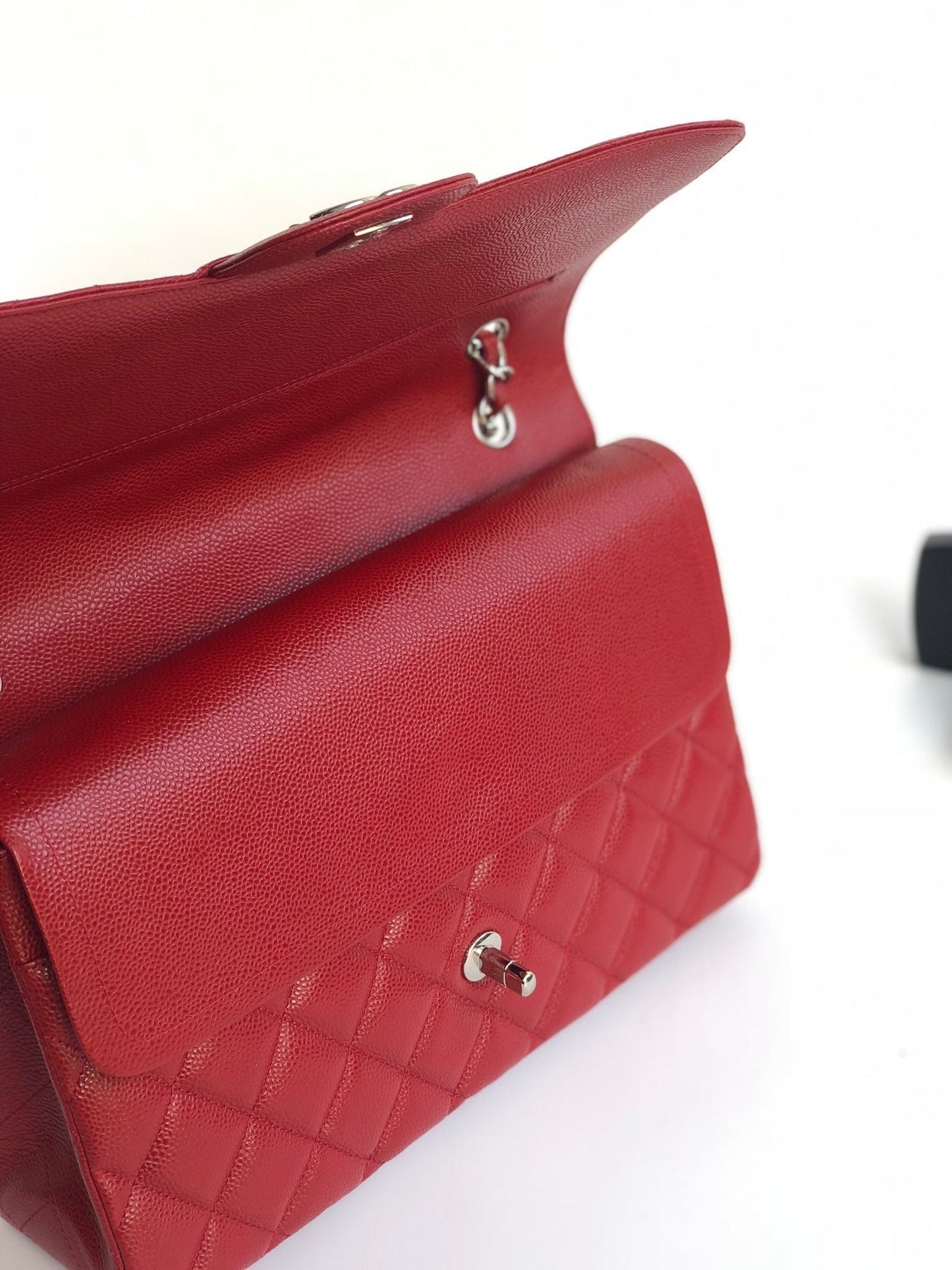 SAC À RABAT JUMBO 30CM ROUGE CAVIAR MÉTAL ARGENTÉ