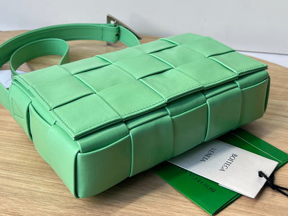 PETITE CASSETTE 23 EN CUIR DE VEAU VERT CLAIR