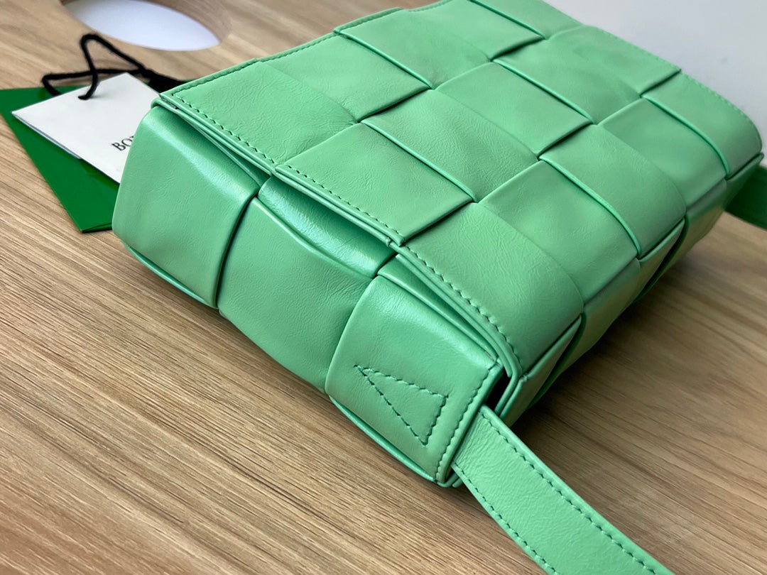 PETITE CASSETTE 23 EN CUIR DE VEAU VERT CLAIR