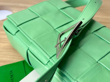 PETITE CASSETTE 23 EN CUIR DE VEAU VERT CLAIR