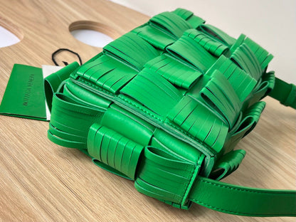 PETITE CASSETTE 23 EN CUIR DE VEAU FRANGÉ VERT
