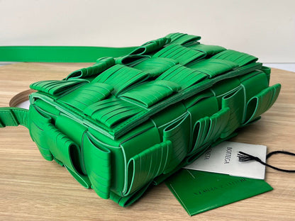PETITE CASSETTE 23 EN CUIR DE VEAU FRANGÉ VERT