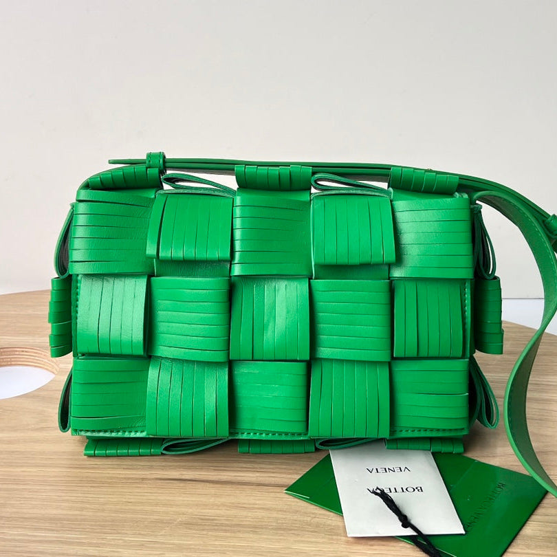 PETITE CASSETTE 23 EN CUIR DE VEAU FRANGÉ VERT