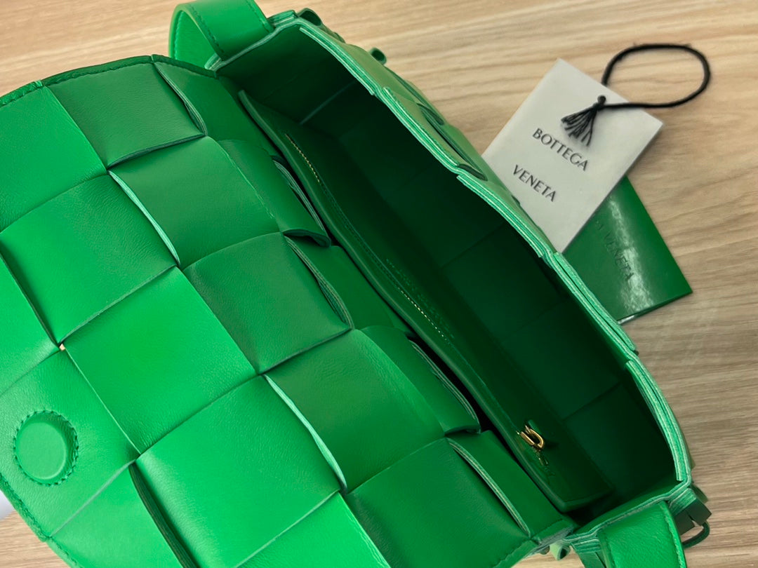 PETITE CASSETTE 23 EN CUIR DE VEAU FRANGÉ VERT