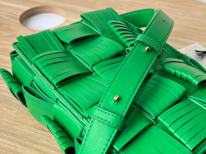 PETITE CASSETTE 23 EN CUIR DE VEAU FRANGÉ VERT