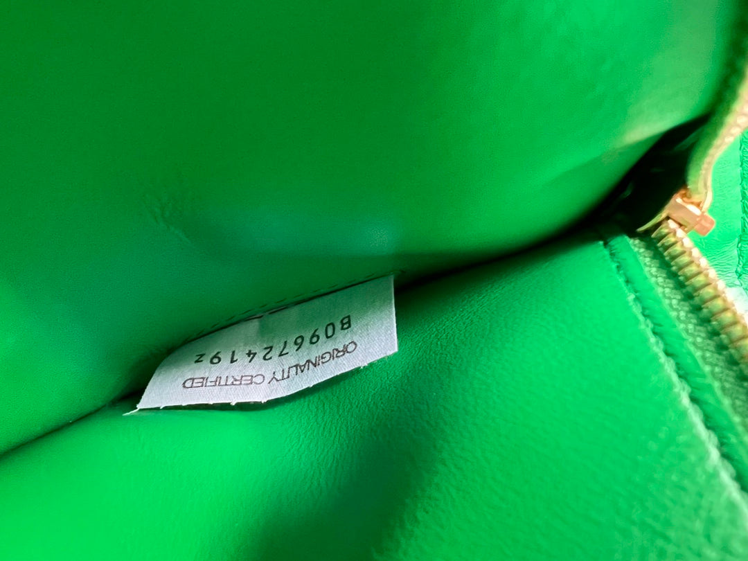 PETITE CASSETTE 23 EN CUIR DE VEAU FRANGÉ VERT