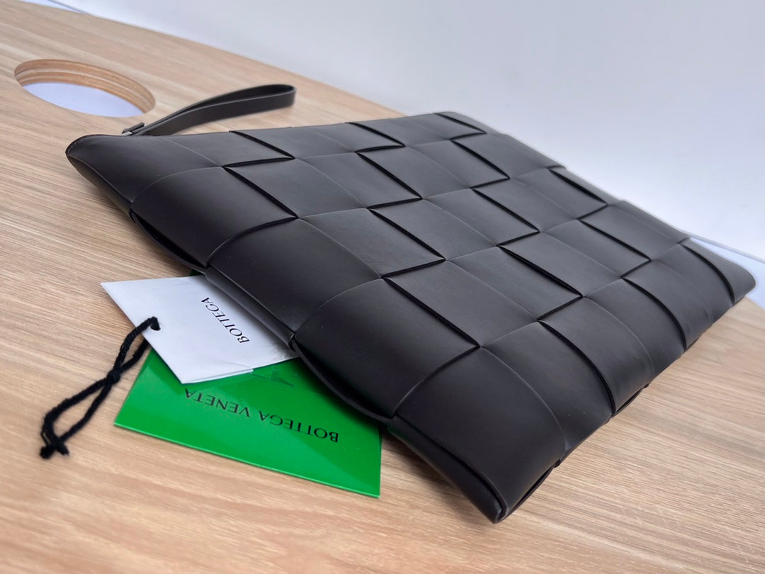 GRANDE POCHETTE CASSETTE 35 EN CUIR DE VEAU NOIR