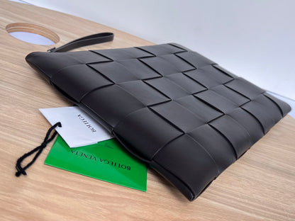 GRANDE POCHETTE CASSETTE 35 EN CUIR DE VEAU NOIR