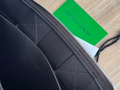 GRANDE POCHETTE CASSETTE 35 EN CUIR DE VEAU NOIR
