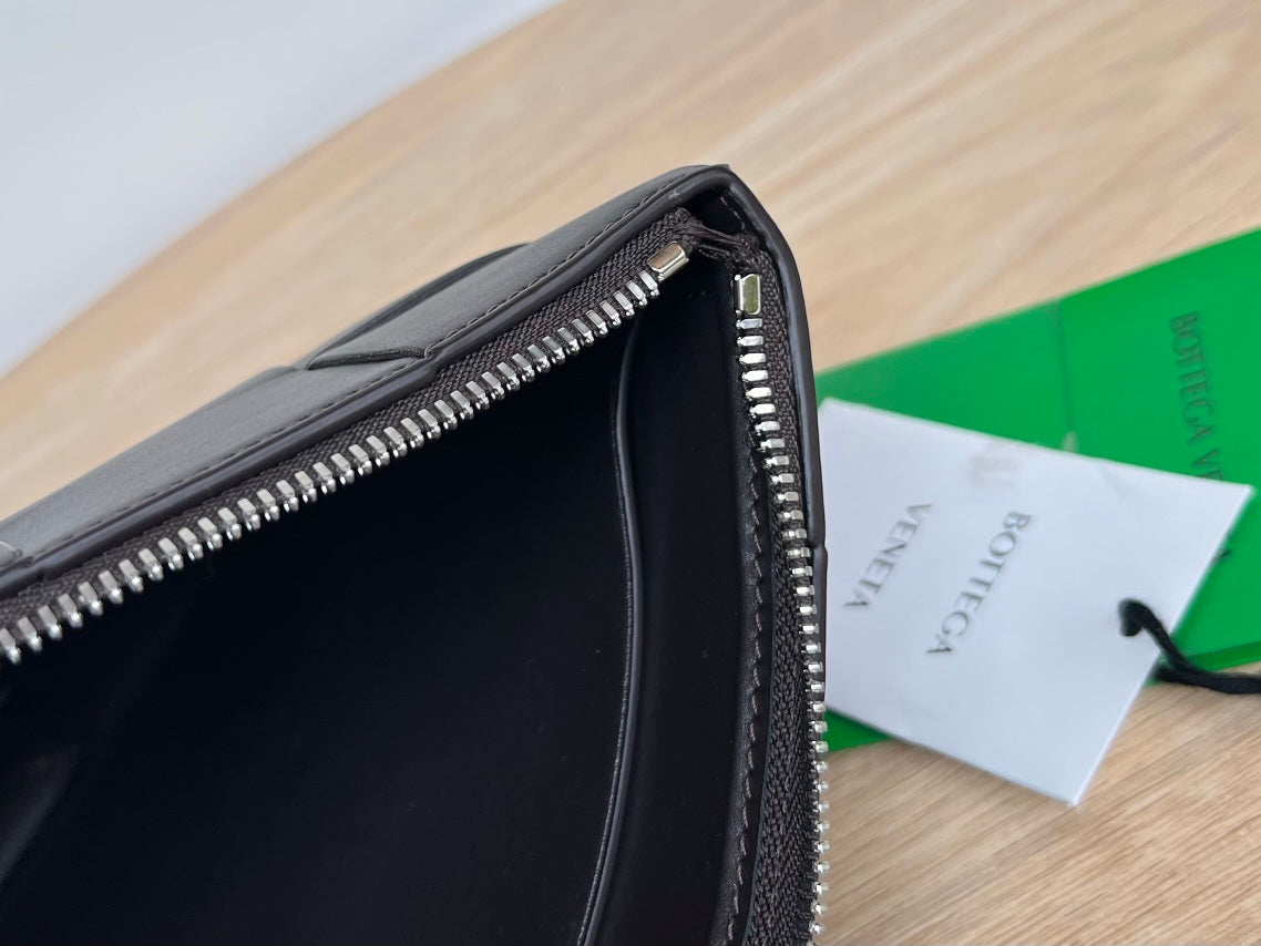 GRANDE POCHETTE CASSETTE 35 EN CUIR DE VEAU NOIR
