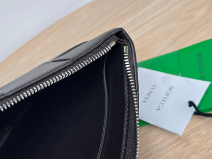 GRANDE POCHETTE CASSETTE 35 EN CUIR DE VEAU NOIR