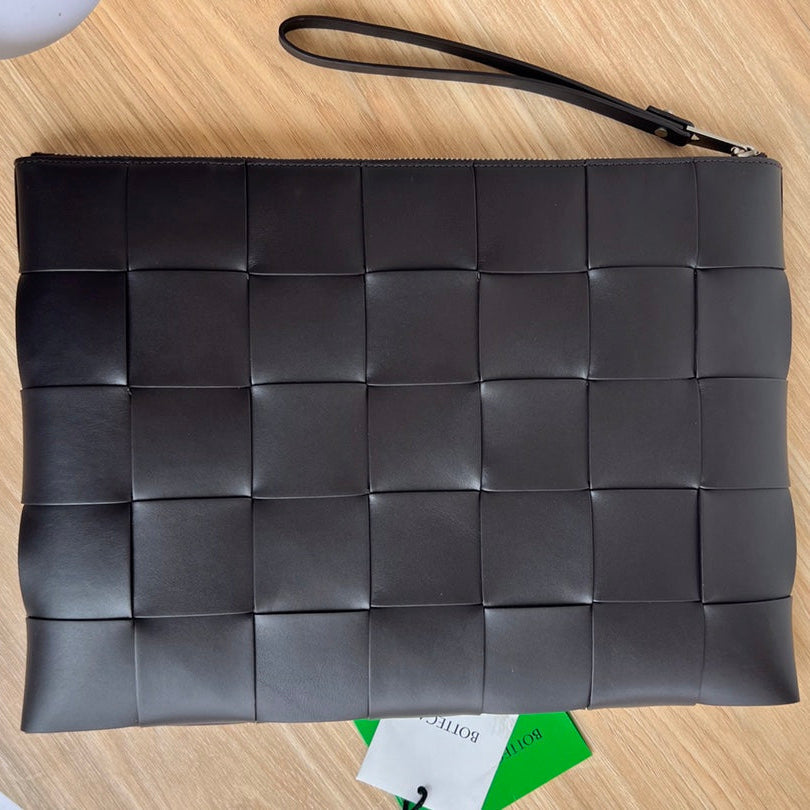 GRANDE POCHETTE CASSETTE 35 EN CUIR DE VEAU NOIR