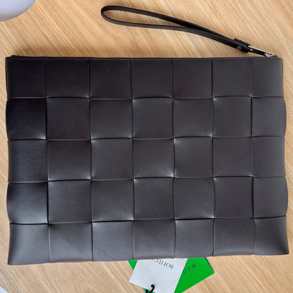 GRANDE POCHETTE CASSETTE 35 EN CUIR DE VEAU NOIR