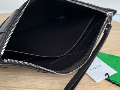 GRANDE POCHETTE CASSETTE 35 EN CUIR DE VEAU NOIR