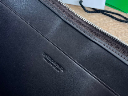 GRANDE POCHETTE CASSETTE 35 EN CUIR DE VEAU NOIR