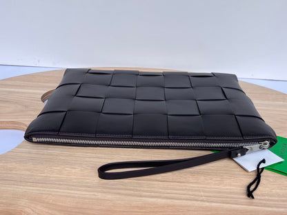 GRANDE POCHETTE CASSETTE 35 EN CUIR DE VEAU NOIR