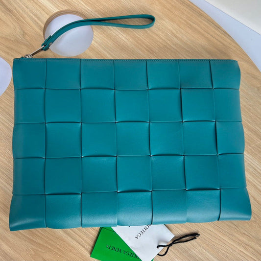 GRANDE POCHETTE CASSETTE EN CUIR DE VEAU BLEU LAGON