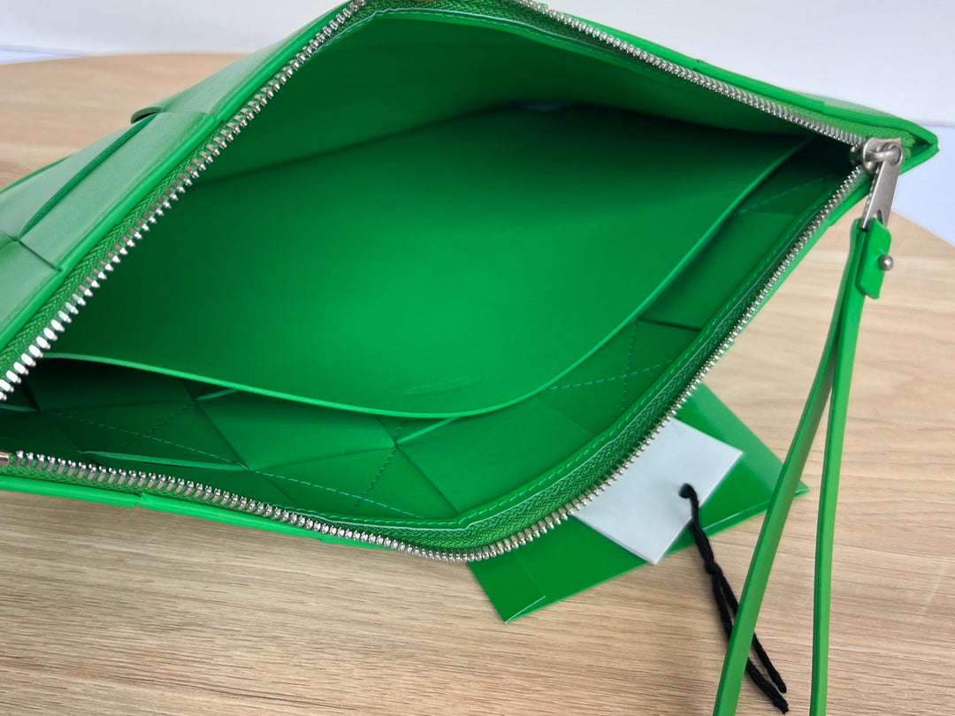 GRANDE POCHETTE CASSETTE EN CUIR DE VEAU VERT MALACHITE