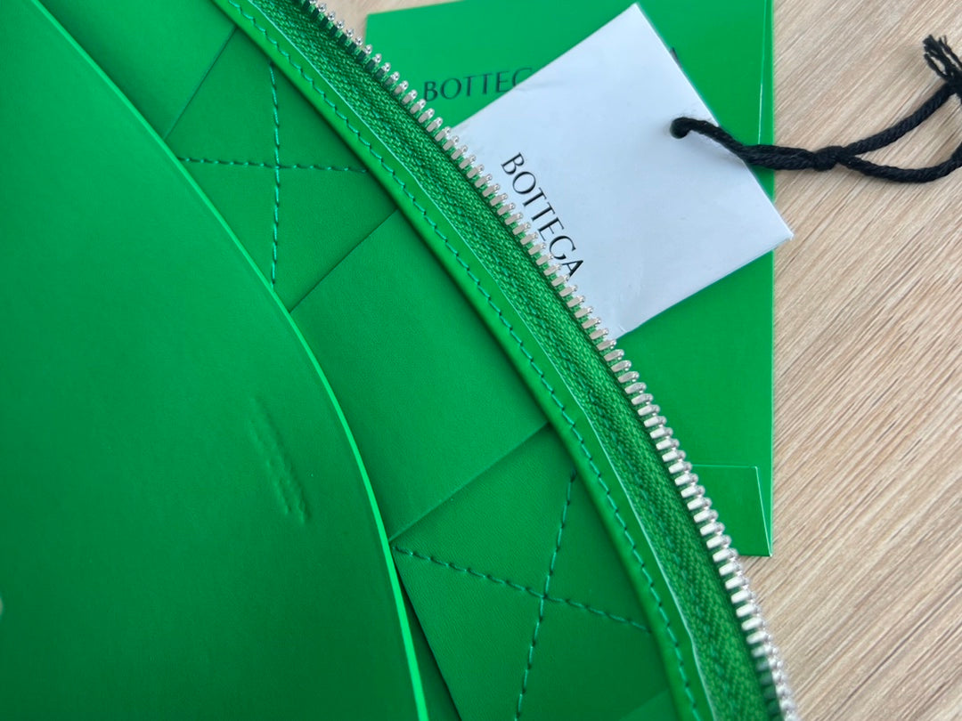 GRANDE POCHETTE CASSETTE EN CUIR DE VEAU VERT MALACHITE