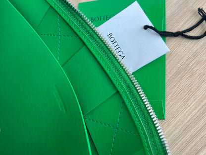 GRANDE POCHETTE CASSETTE EN CUIR DE VEAU VERT MALACHITE