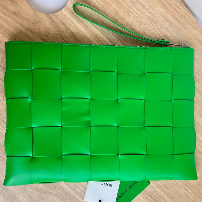 GRANDE POCHETTE CASSETTE EN CUIR DE VEAU VERT MALACHITE