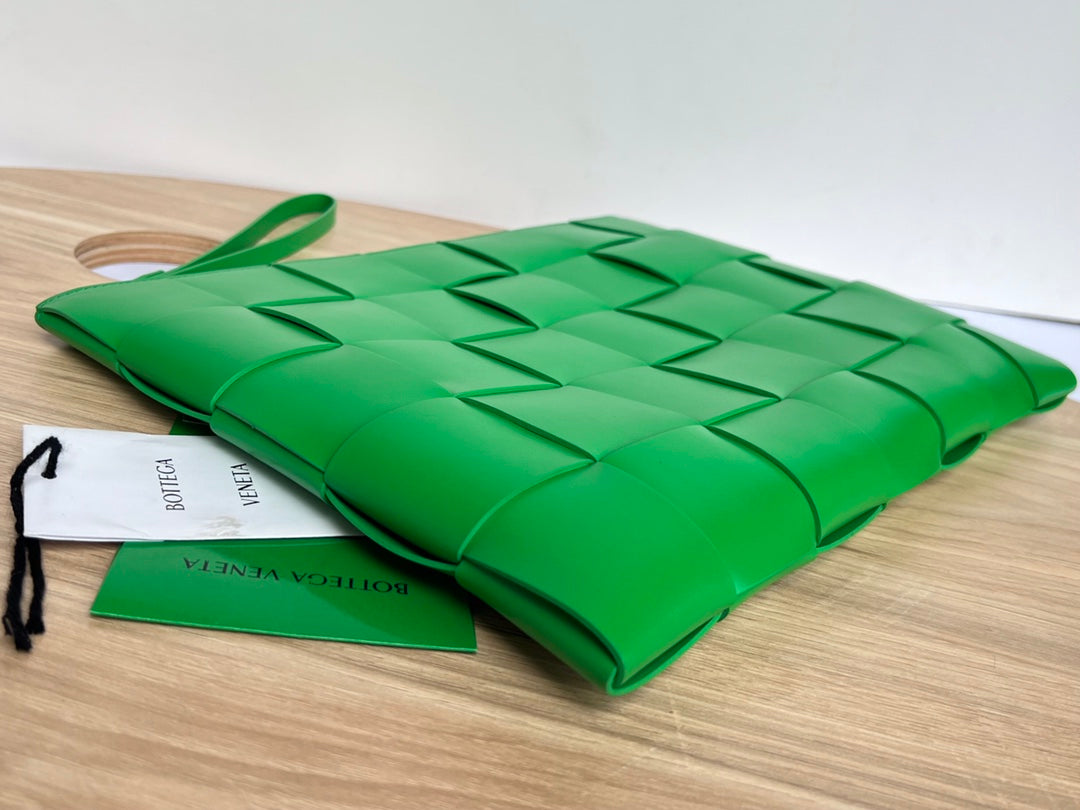 GRANDE POCHETTE CASSETTE EN CUIR DE VEAU VERT MALACHITE