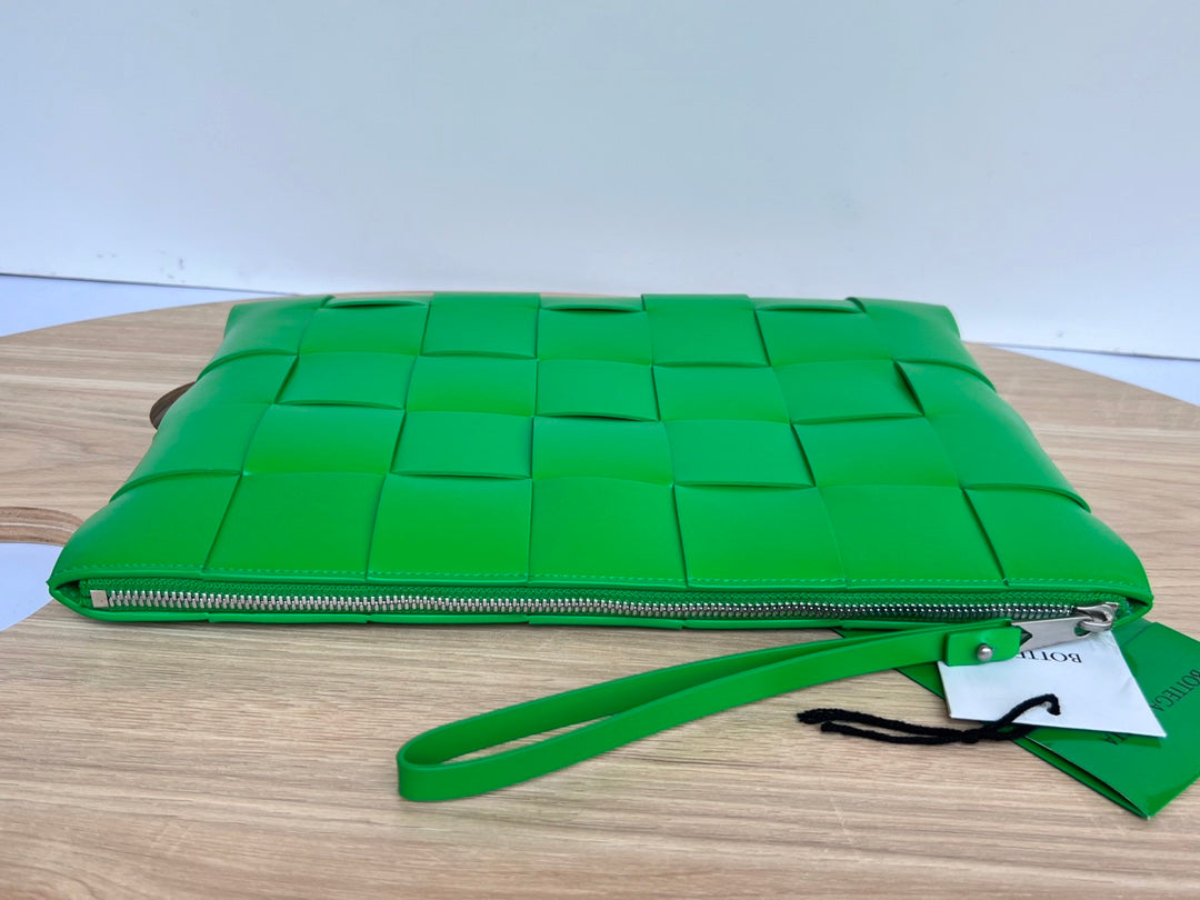 GRANDE POCHETTE CASSETTE EN CUIR DE VEAU VERT MALACHITE