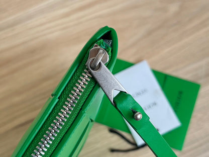 GRANDE POCHETTE CASSETTE EN CUIR DE VEAU VERT MALACHITE
