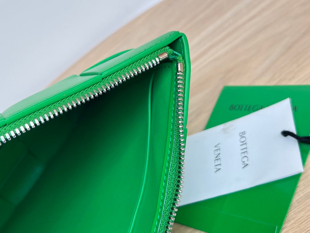 GRANDE POCHETTE CASSETTE EN CUIR DE VEAU VERT MALACHITE