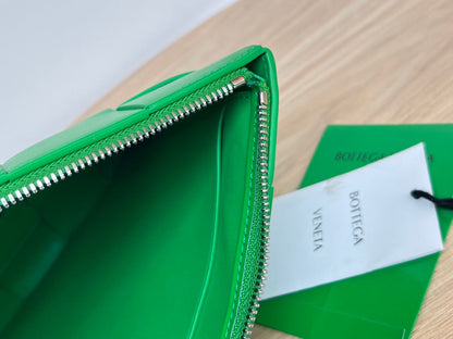 GRANDE POCHETTE CASSETTE EN CUIR DE VEAU VERT MALACHITE