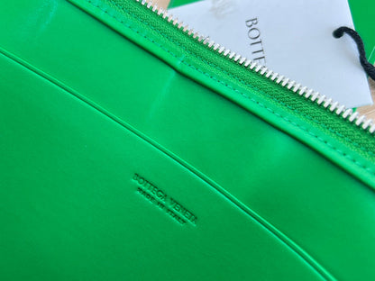 GRANDE POCHETTE CASSETTE EN CUIR DE VEAU VERT MALACHITE
