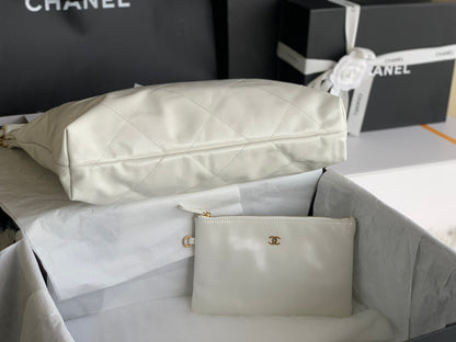 SAC À MAIN CC LARGE 42 EN CUIR DE VEAU BRILLANT BLANC ET QUINCAILLERIE DORÉE