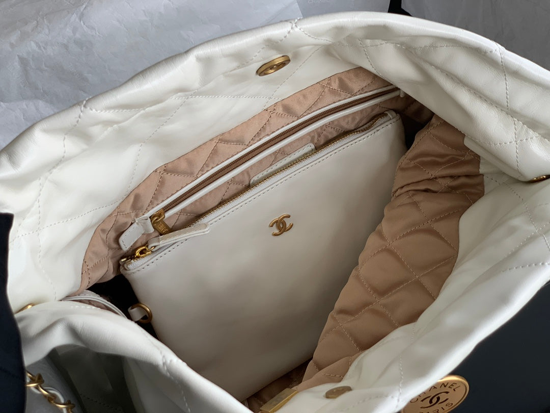 SAC À MAIN CC LARGE 42 EN CUIR DE VEAU BRILLANT BLANC ET QUINCAILLERIE DORÉE