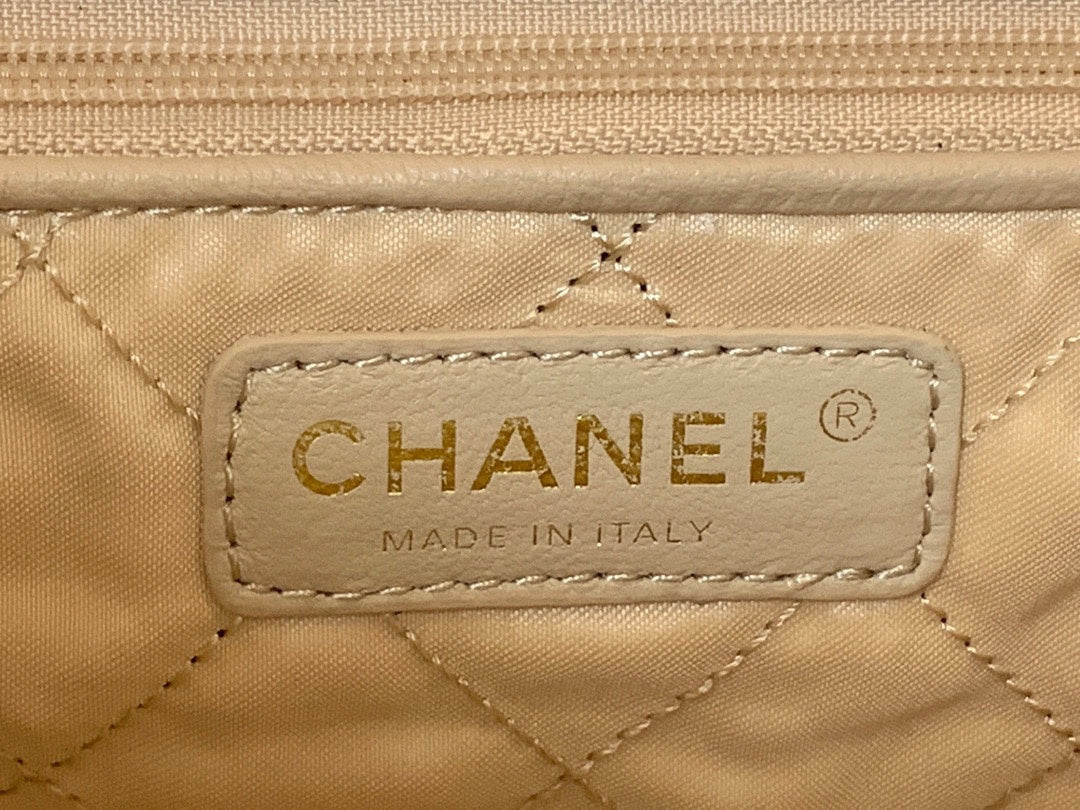 SAC À MAIN CC LARGE 42 EN CUIR DE VEAU BRILLANT BLANC ET QUINCAILLERIE DORÉE