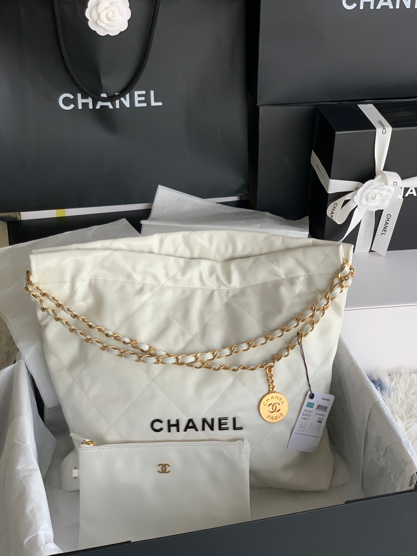 SAC À MAIN CC LARGE 42 EN CUIR DE VEAU BRILLANT BLANC ET QUINCAILLERIE DORÉE