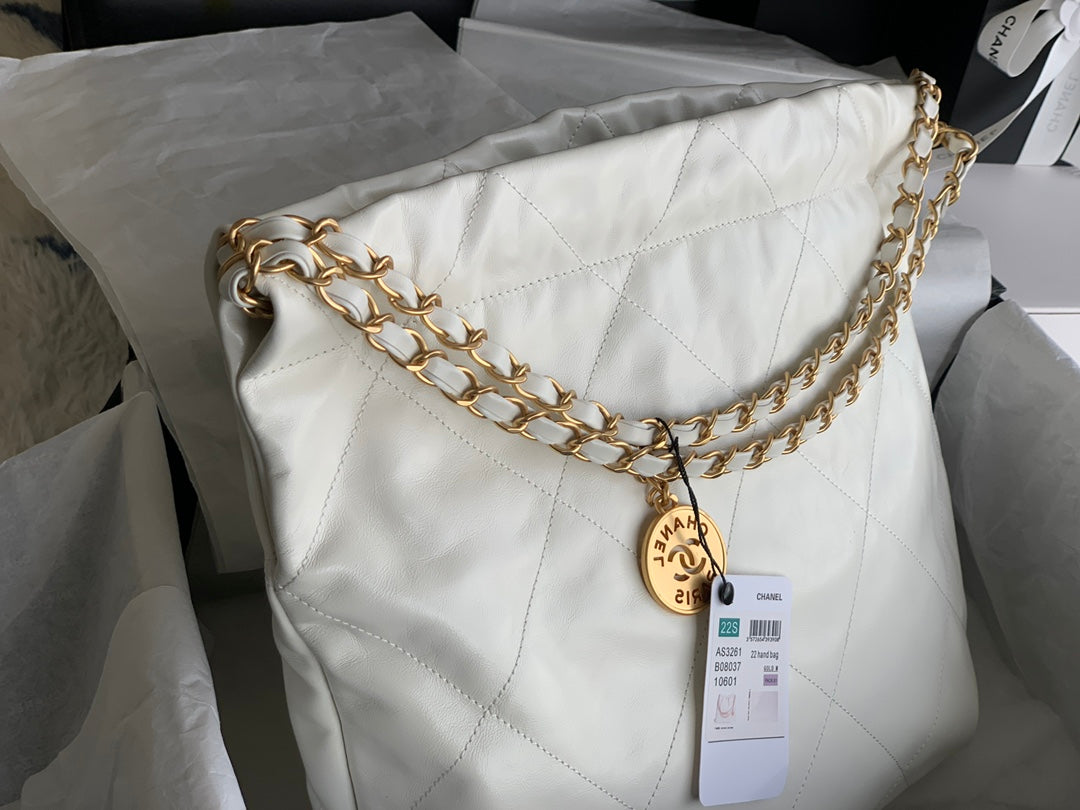 SAC À MAIN CC LARGE 42 EN CUIR DE VEAU BRILLANT BLANC ET QUINCAILLERIE DORÉE