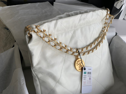 SAC À MAIN CC LARGE 42 EN CUIR DE VEAU BRILLANT BLANC ET QUINCAILLERIE DORÉE