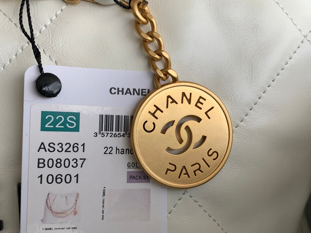 SAC À MAIN CC LARGE 42 EN CUIR DE VEAU BRILLANT BLANC ET QUINCAILLERIE DORÉE