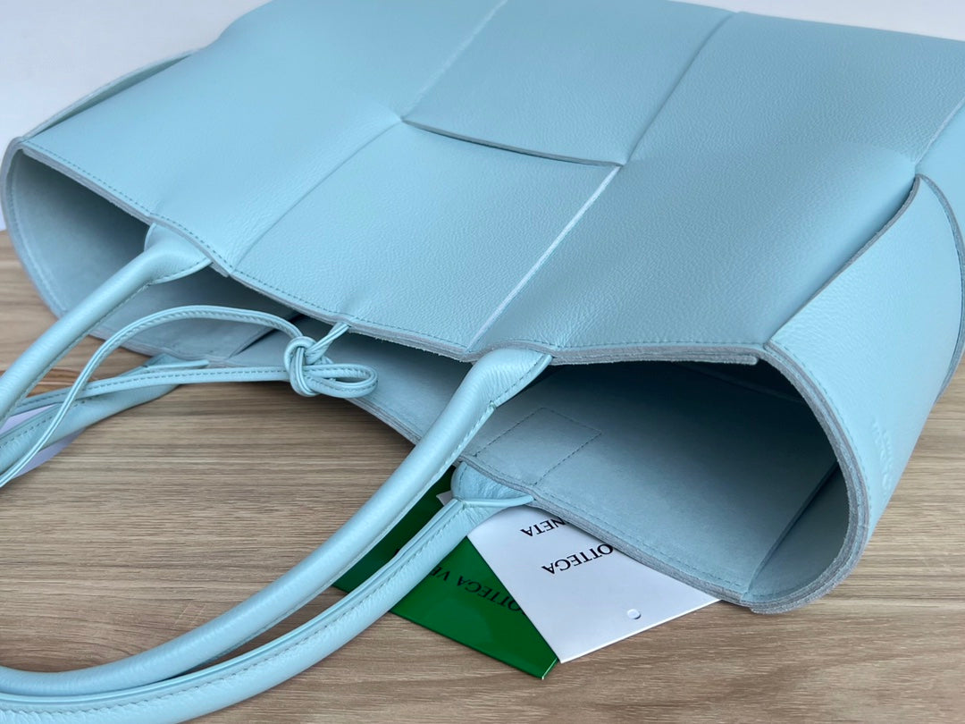 SAC CABAS ARCO 36 EN CUIR DE VEAU BLEU CIEL