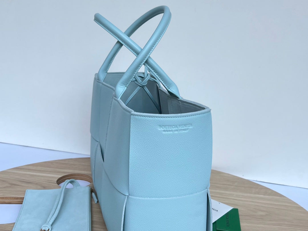 SAC CABAS ARCO 36 EN CUIR DE VEAU BLEU CIEL