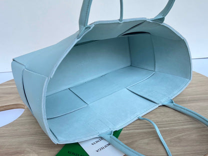 SAC CABAS ARCO 36 EN CUIR DE VEAU BLEU CIEL