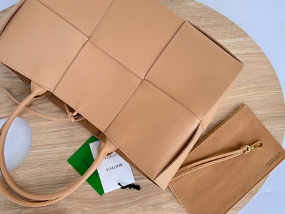 SAC ARCO TOTE 36 EN CUIR DE VEAU BRUN TAN