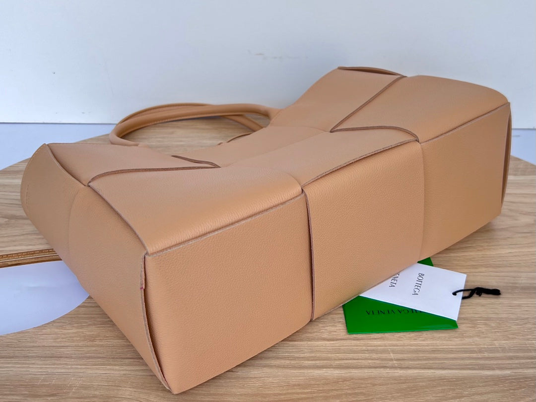 SAC ARCO TOTE 36 EN CUIR DE VEAU BRUN TAN