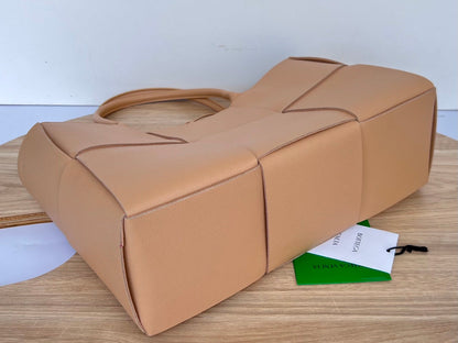 SAC ARCO TOTE 36 EN CUIR DE VEAU BRUN TAN
